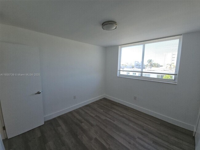 Building Photo - 8101 Crespi Blvd