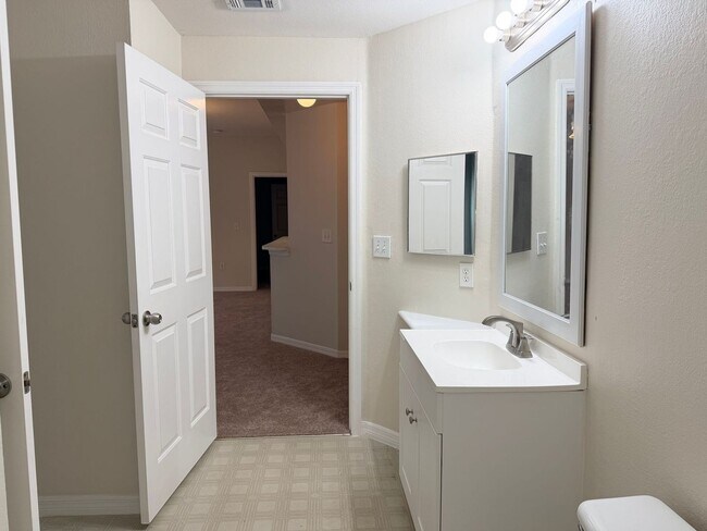 Building Photo - 2025 Erving Cir