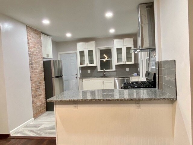 Building Photo - 664 Gladstone Ave