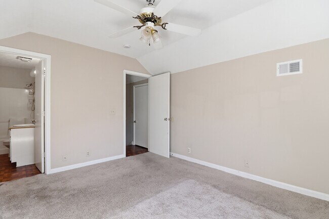 Building Photo - Ash St Ex