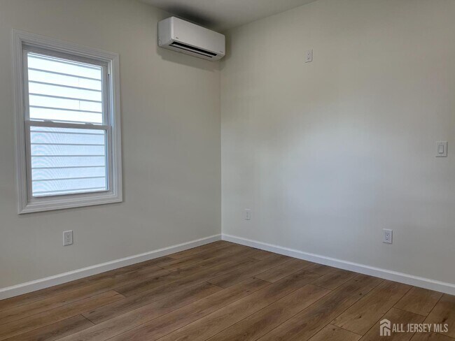 Building Photo - 33 Obert St