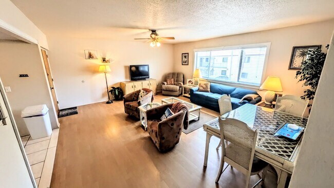 Building Photo - Annual UNFURNISHED 2/1 condo Island life