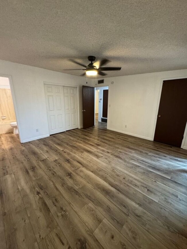 Building Photo - Charming 3 bedroom 2.bath with yard