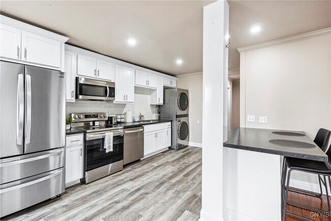 Building Photo - 40 Lakeview Cir