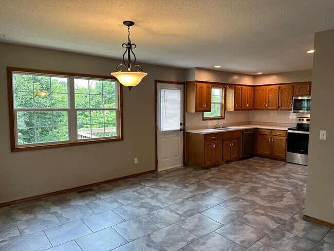 Building Photo - 4 Bed 2.5 Bath w/ Fenced Yard