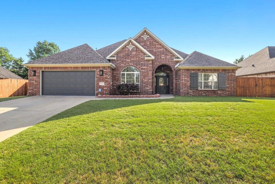 Building Photo - 2318 SW Clover Ct