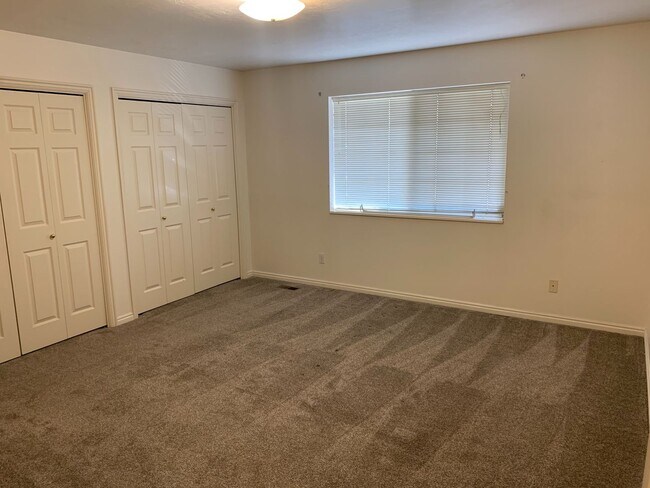 Building Photo - Lovely twinhome for rent.