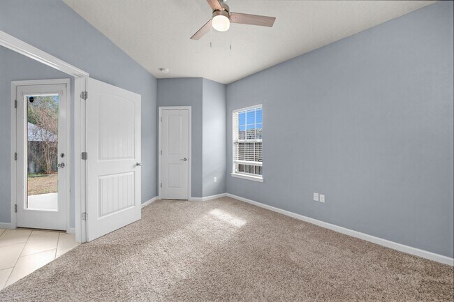 Building Photo - MOVE-IN SPECIAL!