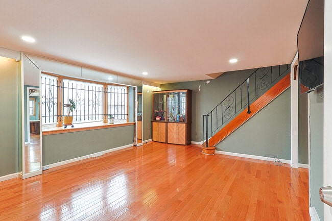 Building Photo - 2421 Vista St