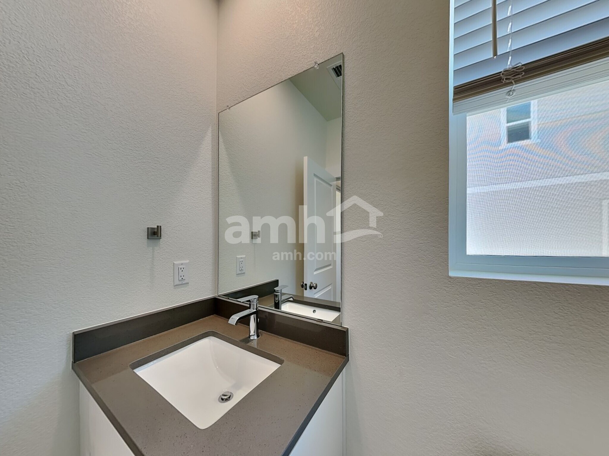 Building Photo - 823 S Oak St