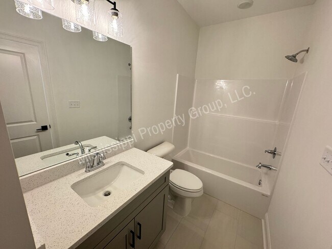 Building Photo - 721 Southview Dr