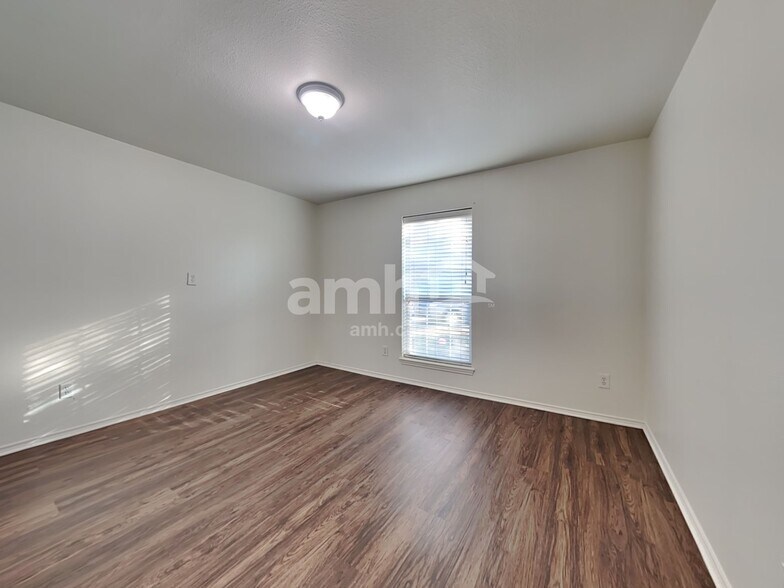 Building Photo - 512 Timber Dr