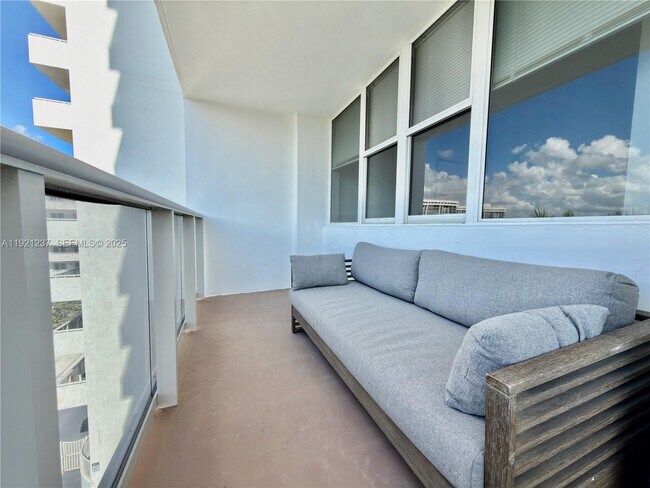 Building Photo - 3140 S Ocean Dr