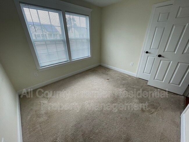 Building Photo - 833 Cranberry Rd
