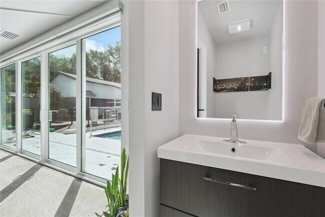 Building Photo - 1851 Royal Oak Pl E