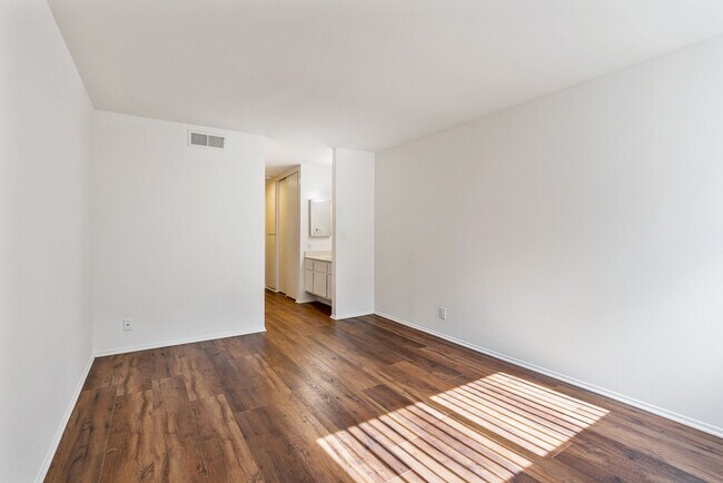 Building Photo - 215 S Madison Ave