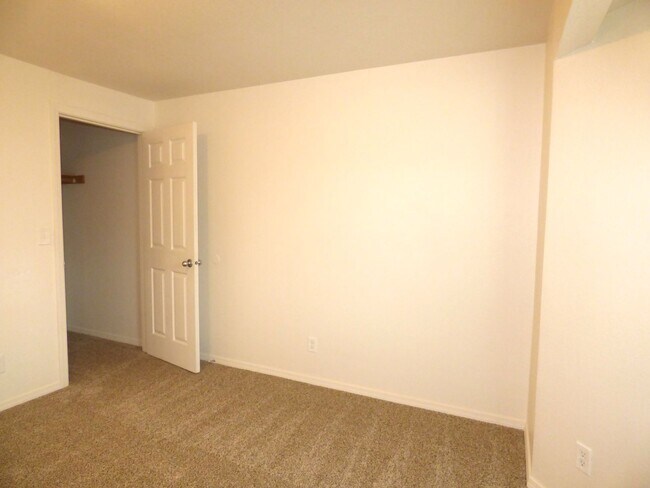 Building Photo - Rent Special: FREE June's Rent - 2 Bedroom 1 Bath Unit NE Salem!