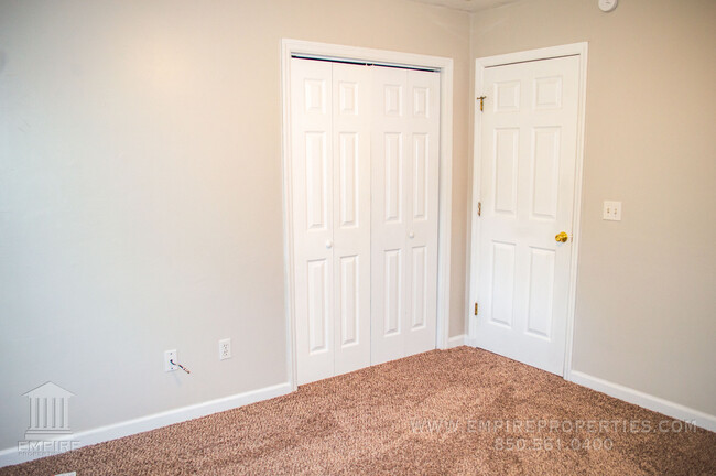 Building Photo - Spacious Central Townhome