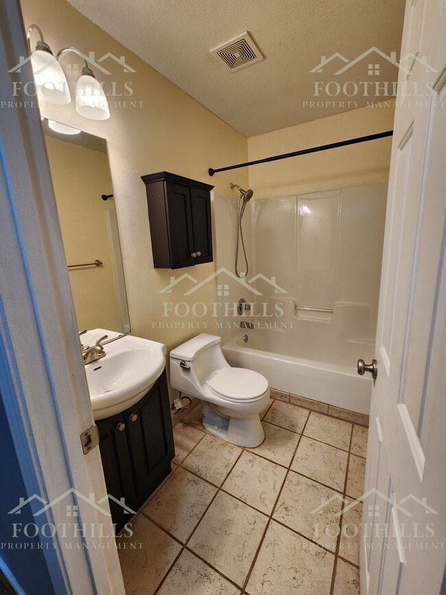 Building Photo - 438 Old Colony Rd