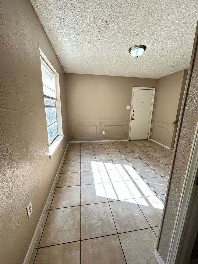 Building Photo - Well-Maintained 3-Bed / 2.5-Bath Home in Central Arlington