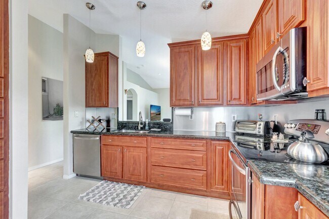 Building Photo - 14211 W La Sedona Cir