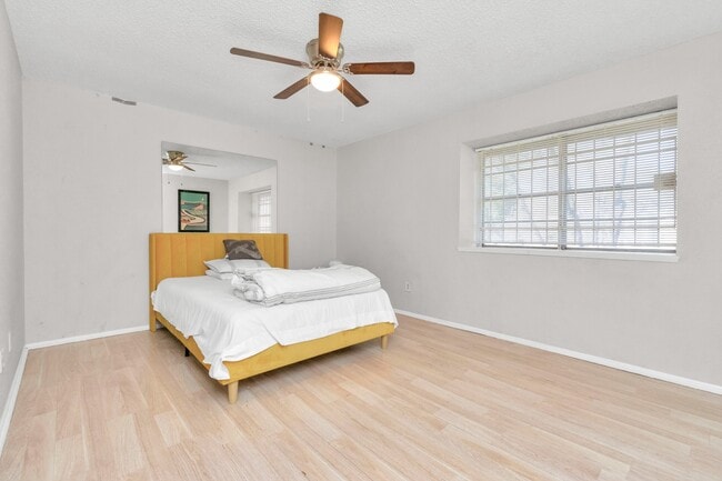 Building Photo - 5837 W Sunforest Dr