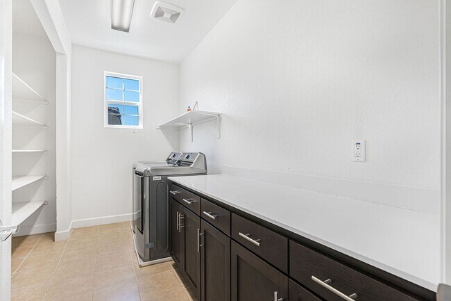 Building Photo - Charming 4BR/4BA Single-Family Home in Sou...