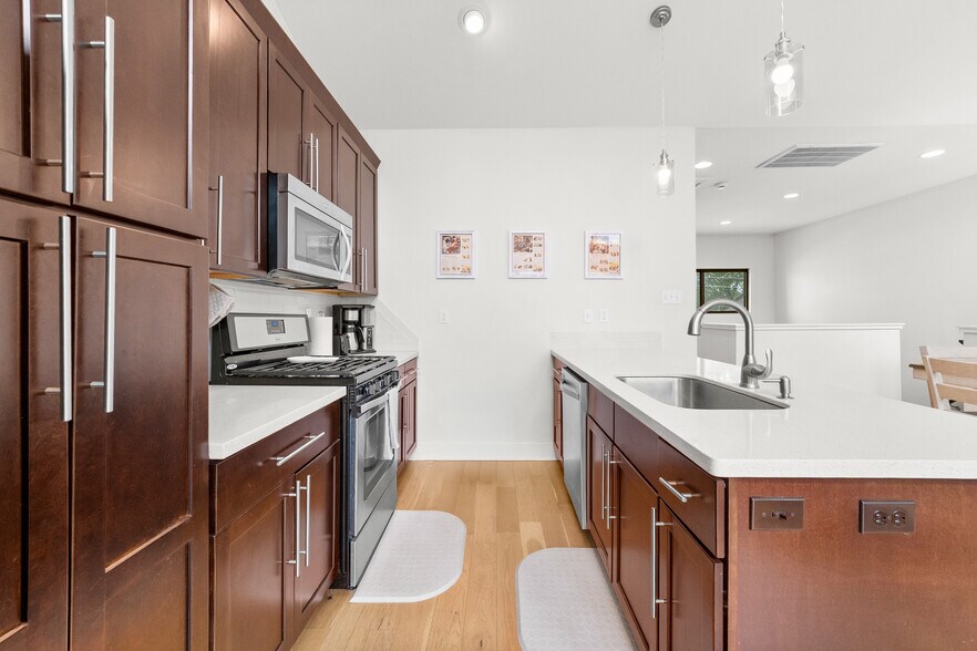 Building Photo - 212 Highland Oaks Ln