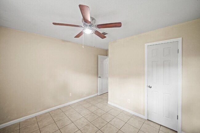 Building Photo - Charming home in Woodland Oaks Subdivision