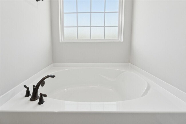 Building Photo - MOVE-IN READY! (Pet Friendly)