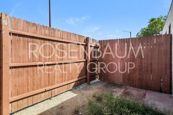 Building Photo - 302 W Flores St