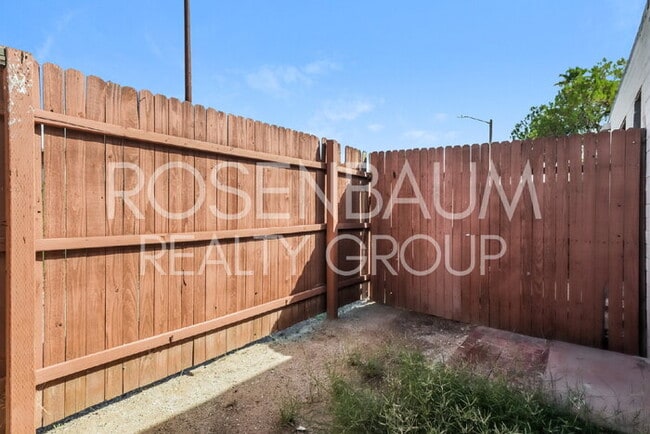 Building Photo - 302 W Flores St