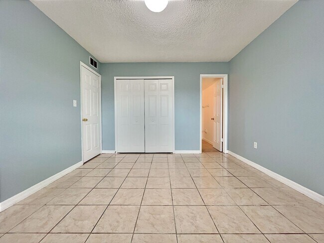 Building Photo - 865 Sky Lake Cir