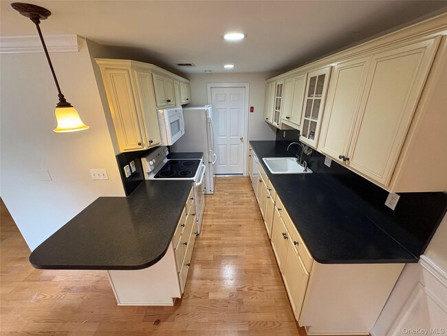 Building Photo - 586 Blue Ridge Dr