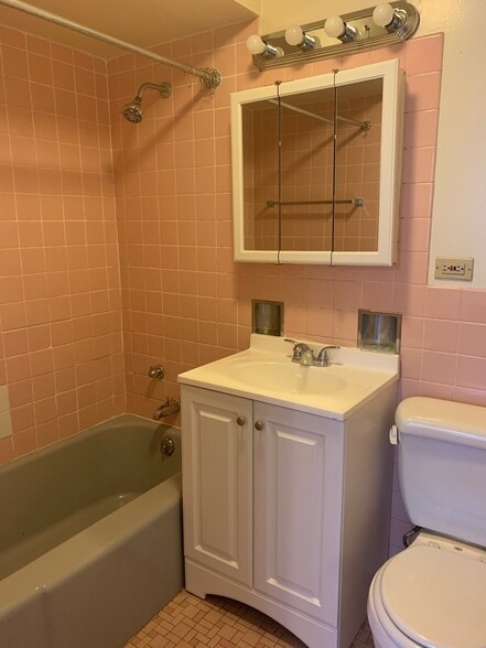 Building Photo - 1500 Central St