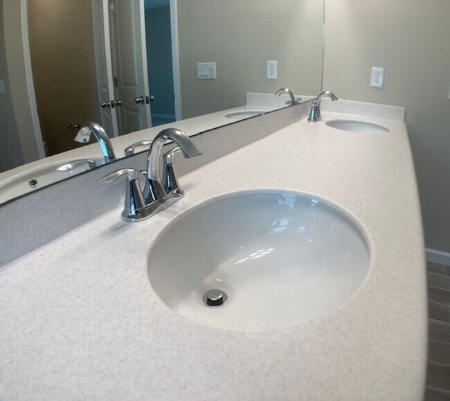 Building Photo - Comfortable 3 Bedroom Home With Great Outd...