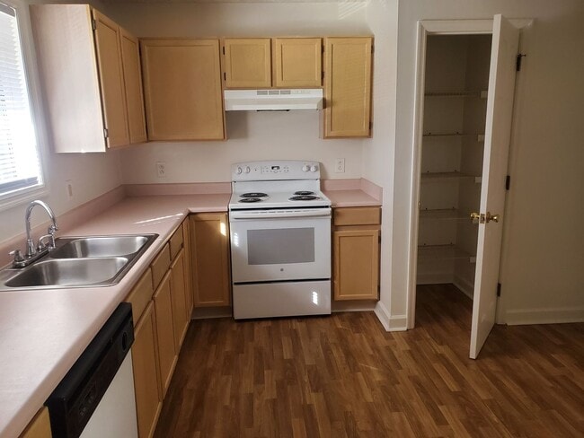 Building Photo - Large 2 bedroom 1 bath unit - upstairs