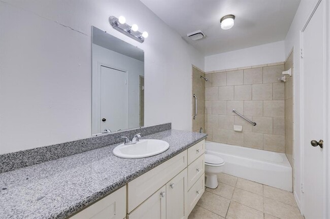 Building Photo - 5906 Golden Forest Dr