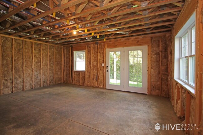 Building Photo - Beautiful End-Unit Townhouse with Pond Vie...