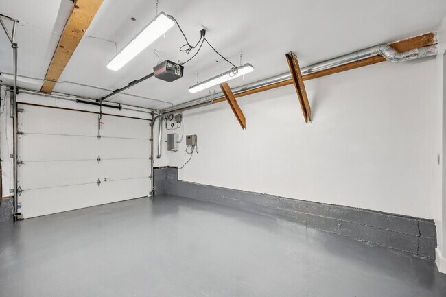Building Photo - Beautiful 3 Bedroom 2 Bathroom Single Fami...