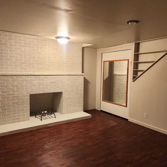 Building Photo - 911 W Leola St