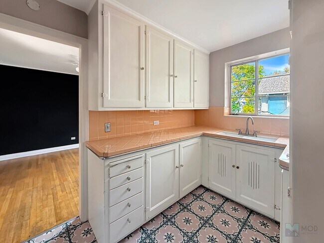 Building Photo - $0 DEPOSIT OPTION. CHARMING VINTAGE 1 BEDR...