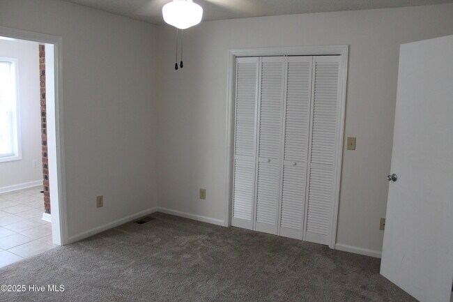 Building Photo - 933 Perrin Dr