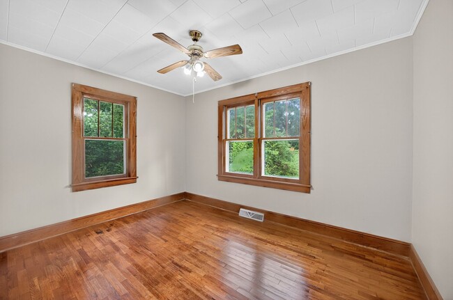 Building Photo - 2 Bedroom, 1 Bathroom House in Madison!