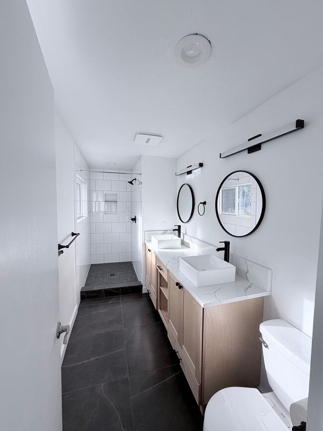 Building Photo - Lakeview 4-Bedroom Home Steps from Moore Park – Updated Throughout! 2.8 miles from Sky Lakes and OIT