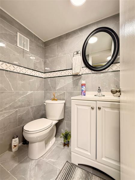 Building Photo - 355 Oakridge T