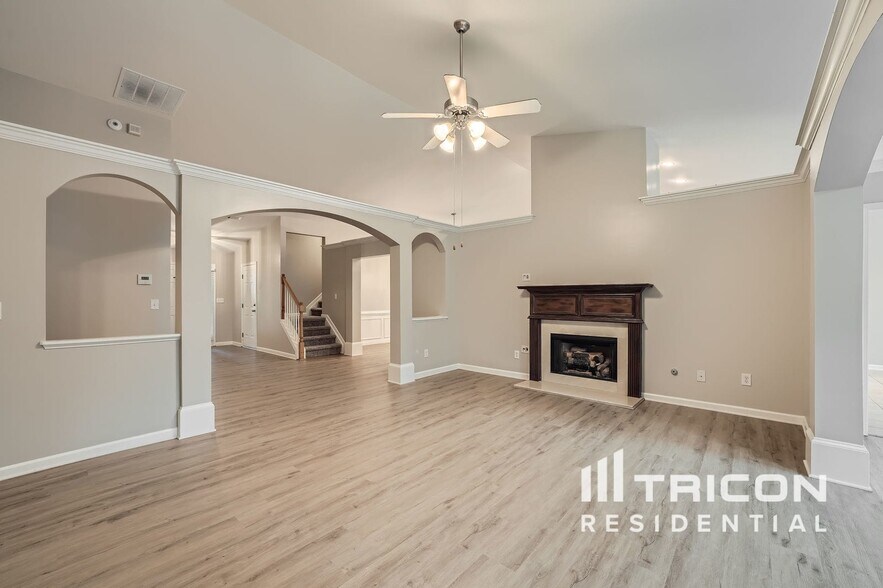 Building Photo - 641 Rock Elm Dr