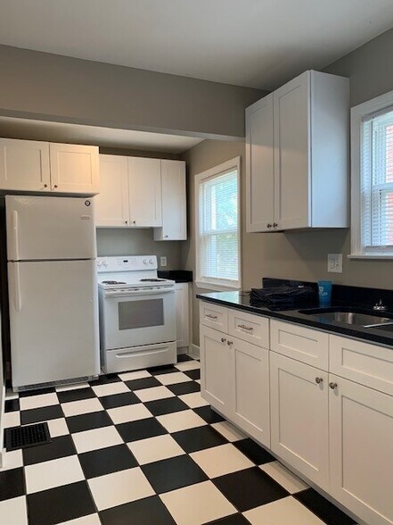 Building Photo - 637 W 44th St