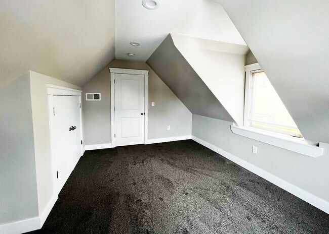 Building Photo - 3216 Bishop St