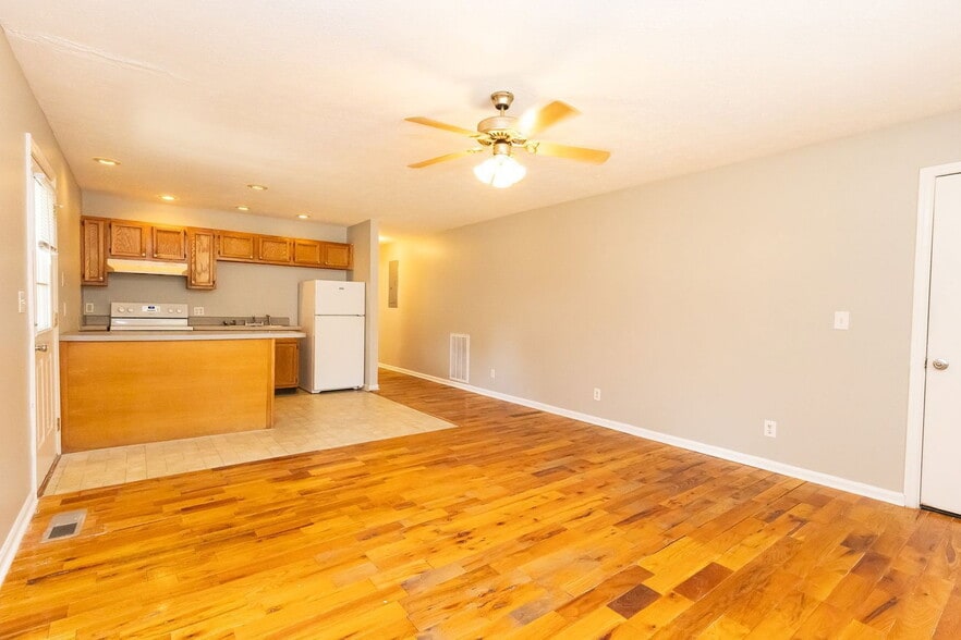 Building Photo - 402 Hall St